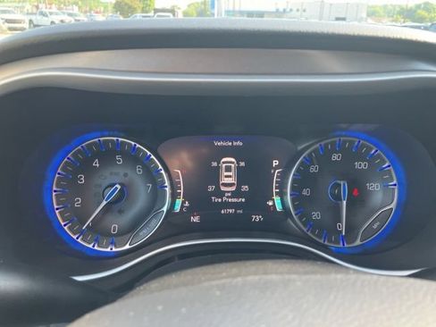 Used 2023 Chrysler Pacifica Touring-L FWD image 39