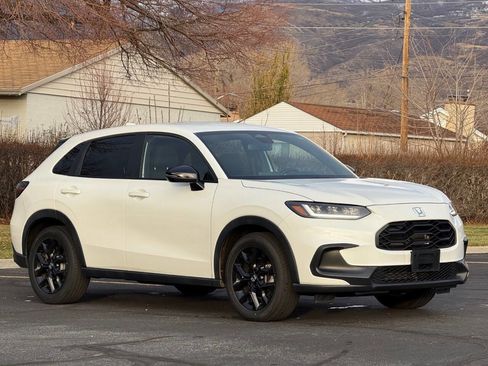 Used 2023 Honda HR-V Sport image 3