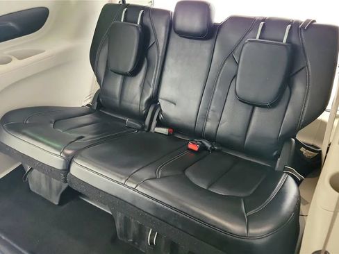Used 2023 Chrysler Pacifica Touring-L FWD image 35
