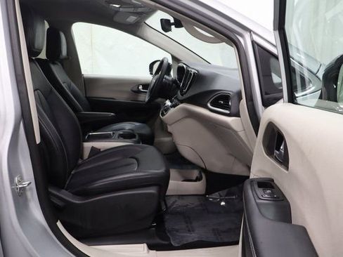 Certified 2024 Chrysler Pacifica Touring-L FWD image 16