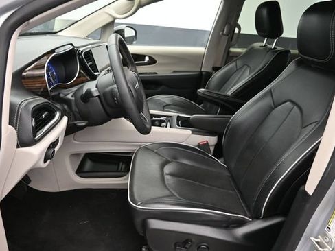 Used 2024 Chrysler Pacifica Limited FWD image 22