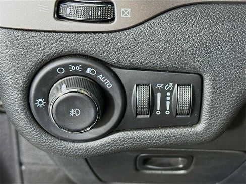 Used 2021 Jeep Cherokee Latitude Plus image 18