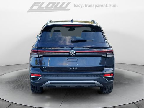 Certified 2025 Volkswagen Taos SE w/ Panoramic Sunroof Package image 8