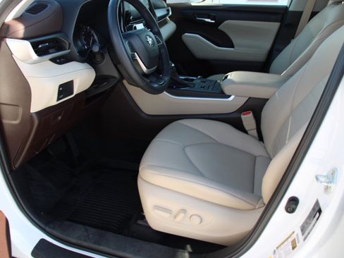 Certified 2022 Toyota Highlander XLE image 11