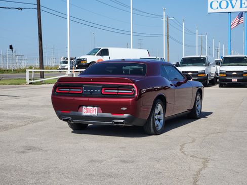 Used 2022 Dodge Challenger SXT RWD image 7