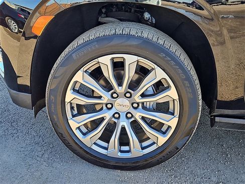 Used 2021 GMC Yukon Denali w/ Denali Premium Package image 13