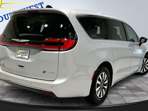 Used 2024 Chrysler Pacifica Select image 6