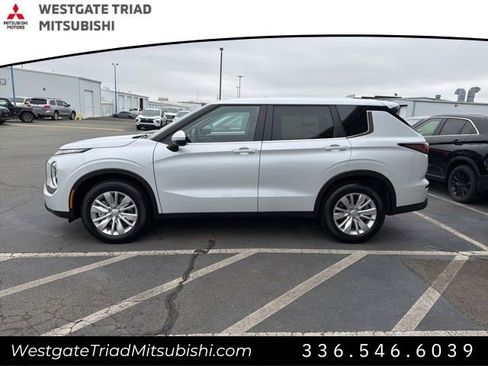 New 2026 Mitsubishi Outlander ES FWD image 4