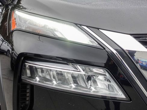 Used 2023 Nissan Rogue SV image 3