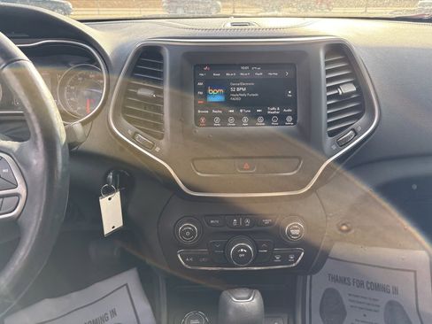Used 2019 Jeep Cherokee Latitude w/ Cold Weather Group image 28