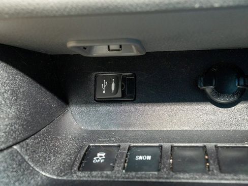 Used 2015 Toyota Highlander LE image 11