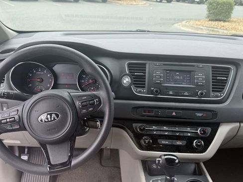 Used 2017 Kia Sedona LX FWD image 4