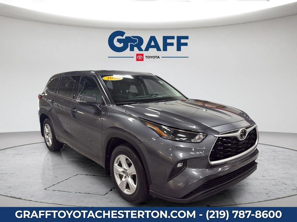 Used 2022 Toyota Highlander LE AWD/4WD image 4
