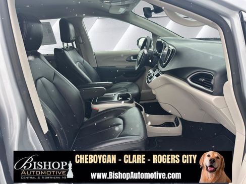 Used 2024 Chrysler Pacifica Touring-L image 26