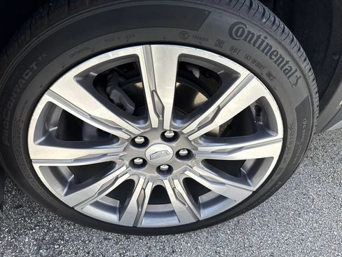 Used 2023 Cadillac XT4 Premium Luxury w/ Enhanced Visibility Package FWD image 7