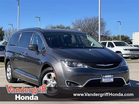 Used 2017 Chrysler Pacifica Touring-L Plus image 1