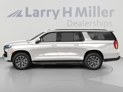Used 2022 Chevrolet Suburban Z71 w/ Luxury Package AWD/4WD image 3
