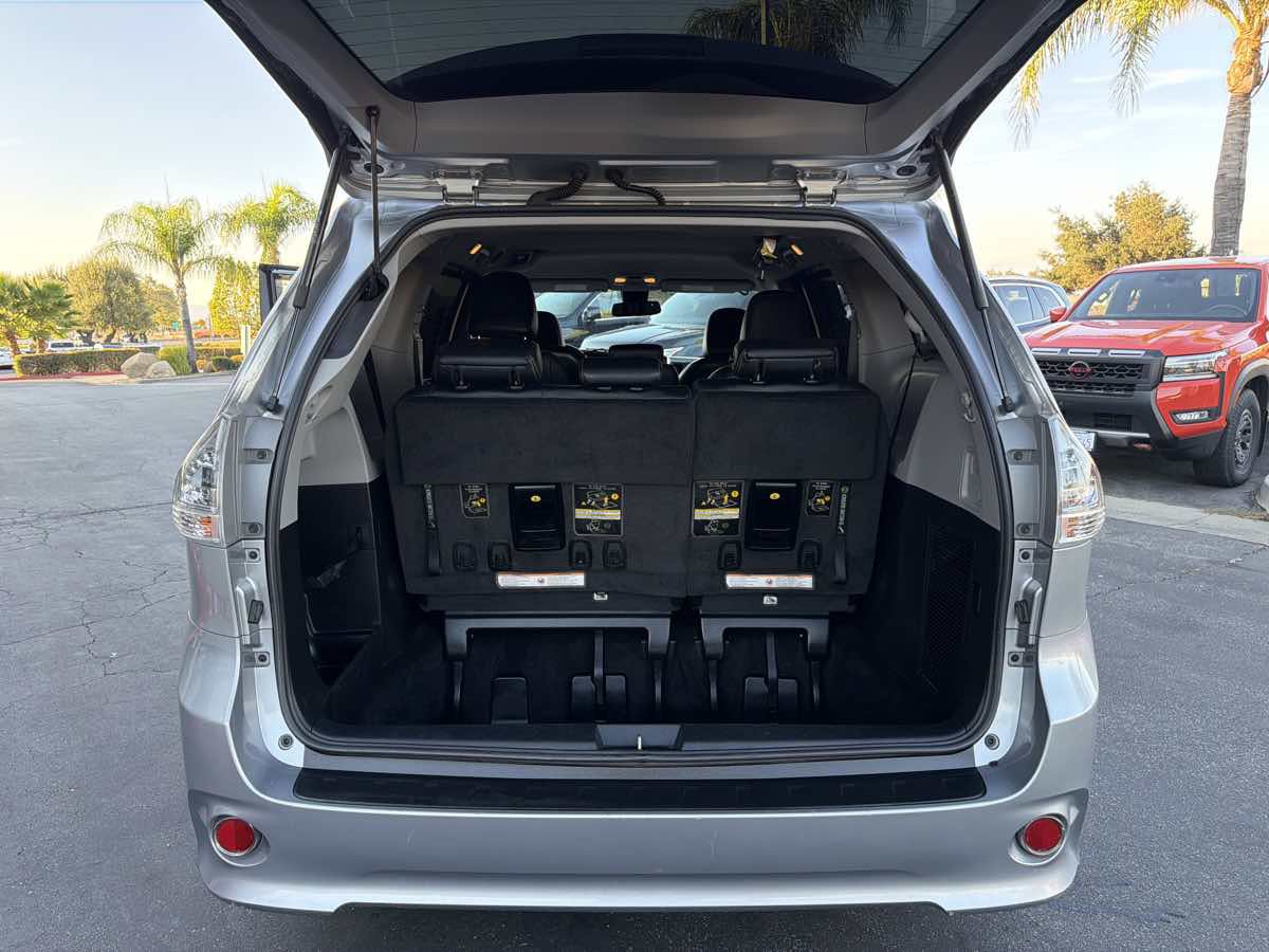 Used 2018 Toyota Sienna SE FWD image 48