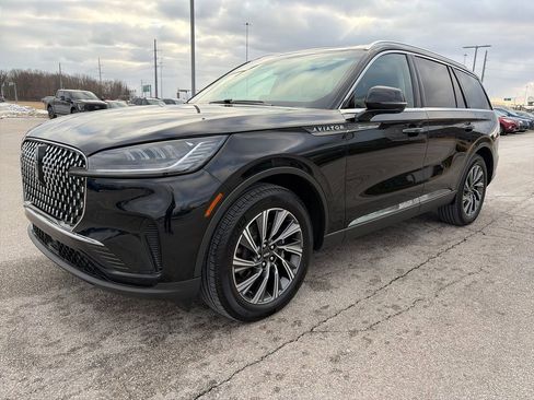 Used 2025 Lincoln Aviator AWD image 3
