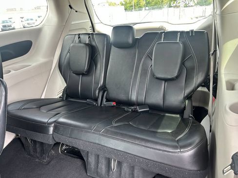 Used 2023 Chrysler Pacifica Touring-L FWD image 29