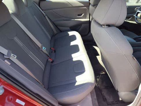 Used 2024 Hyundai Elantra SEL image 18