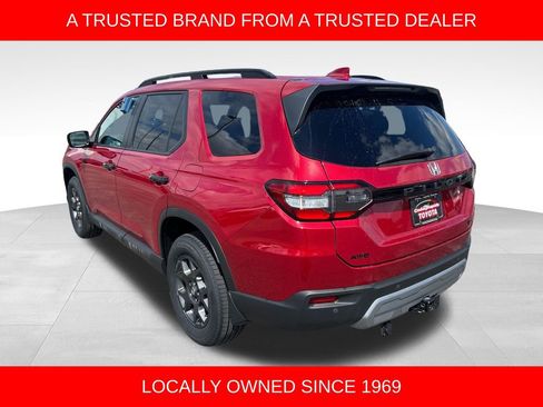 Used 2024 Honda Pilot TrailSport image 3