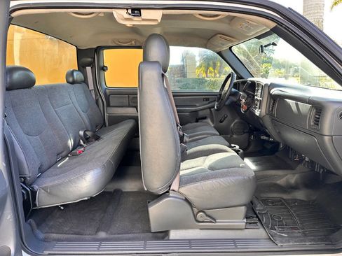 Used 2005 GMC Sierra 2500 W/T image 23