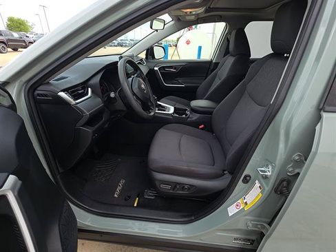 Used 2019 Toyota RAV4 XLE w/ Convenience Package FWD image 9