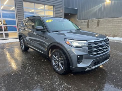 Used 2025 Ford Explorer Active w/ Active Comfort Package image 3