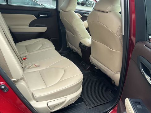 Used 2022 Toyota Highlander XLE AWD/4WD image 22