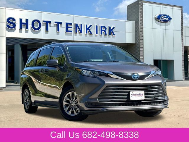 Used 2023 Toyota Sienna LE FWD image 1