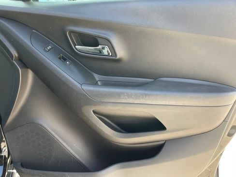 Used 2019 Chevrolet Trax LT w/ LT Convenience Package FWD image 25