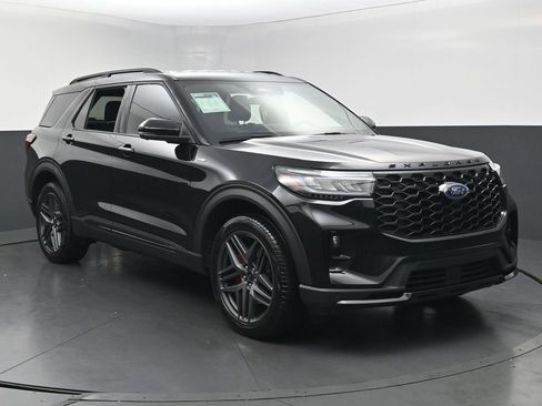 Used 2025 Ford Explorer ST-Line w/ ST-Line Street Pack AWD/4WD image 3