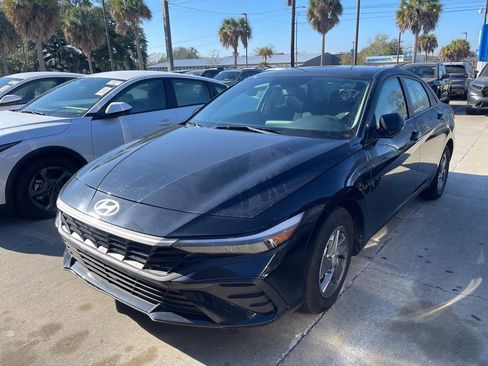 Used 2025 Hyundai Elantra SE image 1
