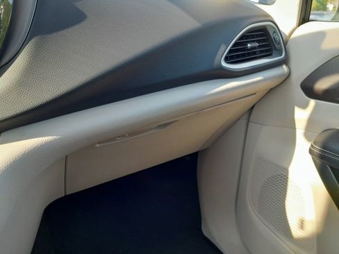 Used 2023 Chrysler Pacifica Touring-L FWD image 33