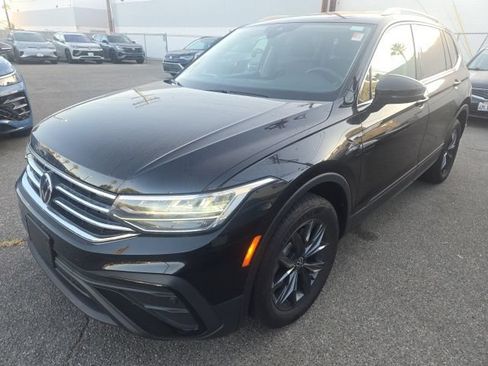 Used 2023 Volkswagen Tiguan SE FWD image 3