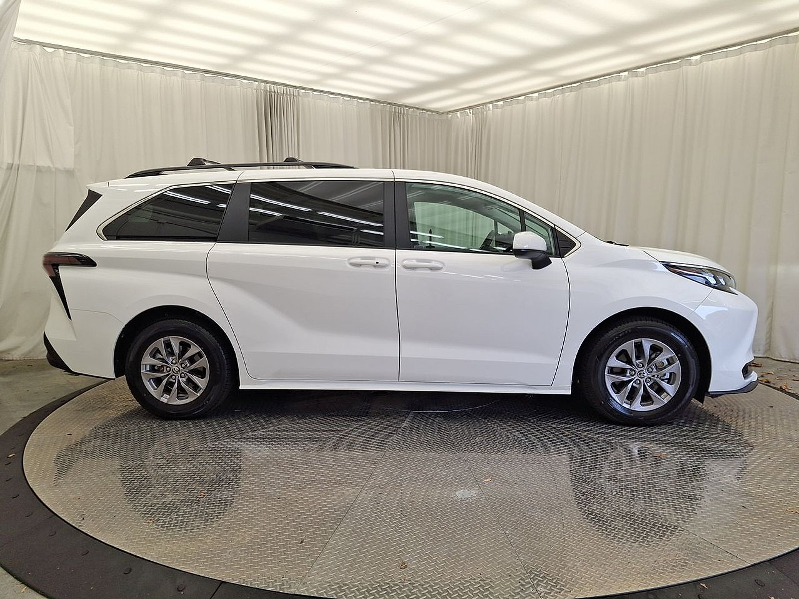 Certified 2026 Toyota Sienna LE AWD/4WD image 29