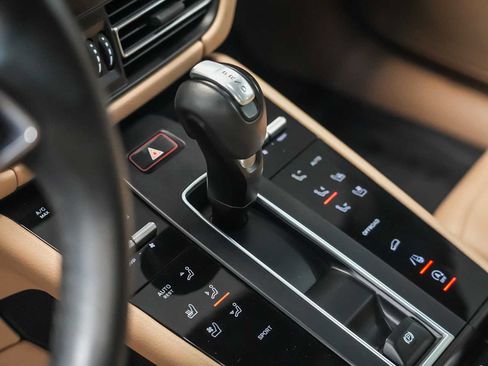 Certified 2023 Porsche Macan AWD/4WD image 19