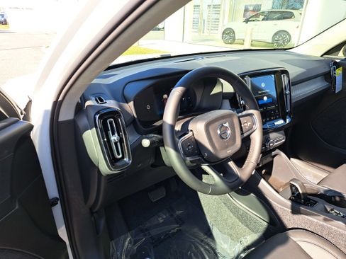 New 2026 Volvo XC40 B4 Core w/ Climate Package image 5