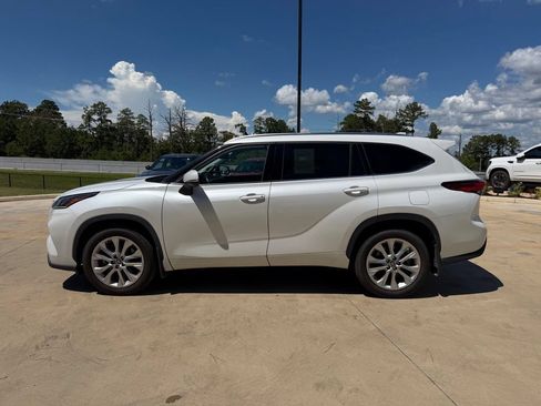 Used 2022 Toyota Highlander Limited FWD image 2