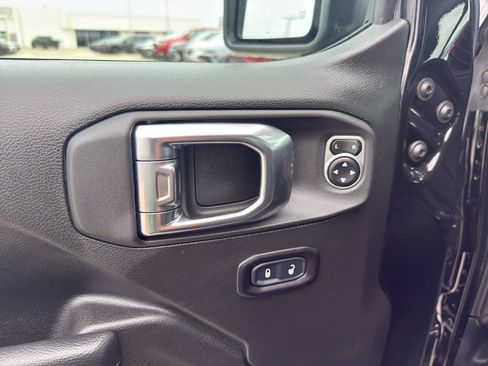 Used 2025 Jeep Gladiator Mojave w/ Convenience Group AWD/4WD image 12