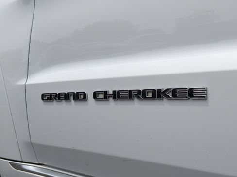 Used 2017 Jeep Grand Cherokee Summit AWD/4WD image 12