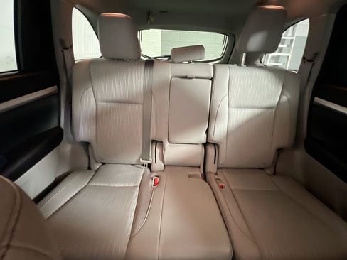 Used 2016 Toyota Highlander Plus FWD image 32