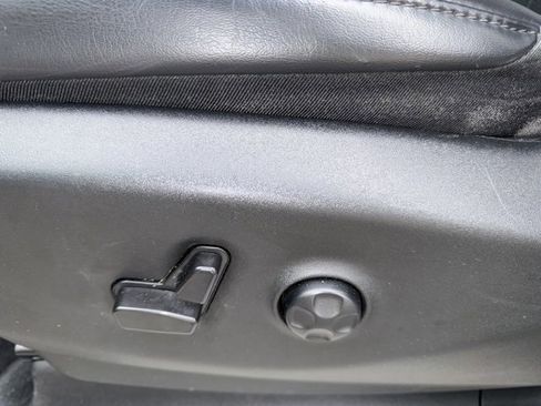 Used 2023 Chrysler Pacifica Touring-L image 9