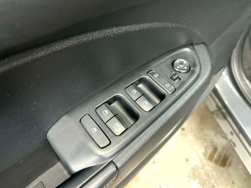 Used 2024 Hyundai Venue Limited image 15