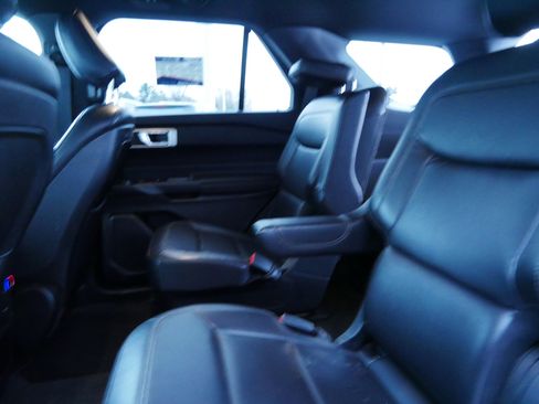 Used 2020 Ford Explorer XLT w/ Equipment Group 202A image 5