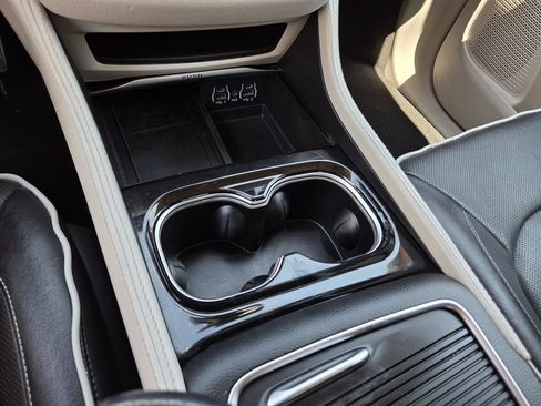 Used 2023 Chrysler Pacifica Limited FWD image 16