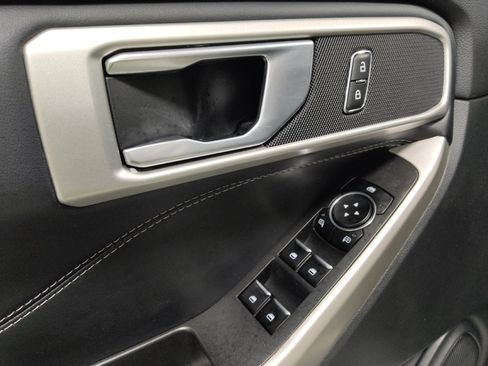 Used 2022 Ford Explorer XLT w/ Equipment Group 202A image 27