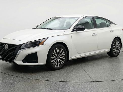 Used 2025 Nissan Altima 2.5 SV FWD image 3