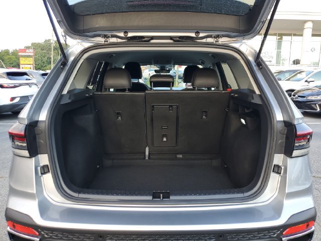 Certified 2025 Volkswagen Taos SE w/ Black Wheel Package FWD image 14